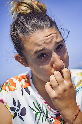 포토 JPG 해외이미지 백인 모델 라이프스타일 손 여자 감정 얼굴 생각 손가락 스트레스 한명 20대 성인 금발 뷰티 머리 카메라 슬픔 표현 못 입 좌절 손톱 먹기 불안 걱정 문제 긴장 노려봄 습관 고립 심각 압력 해외포토 서양인 1 헤어스타일 컨셉 모션 표정 사람 청년 생활 신체부위 전자제품 공구 파일형식 이미지허브