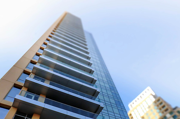 포토 JPG 해외이미지 주간 로우앵글 하늘 빌딩 사람없음 야외 건물 아웃포커스 고층빌딩 두바이 해외포토 자연요소 건축물 뷰포인트 촬영기법 아랍에미리트 파일형식 이미지허브