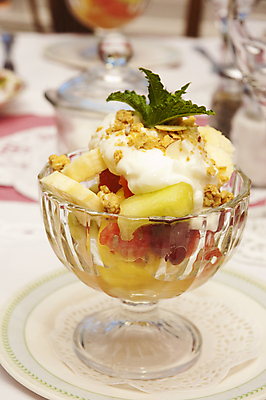 포토 JPG 해외이미지 접시 음식 과일 유리 바나나 건강 사람없음 나뭇가지 신선 아침식사 멜론 서빙 토핑 요거트 그래놀라 해외포토 나무 식기 재질 유제품 식사 파일형식 이미지허브