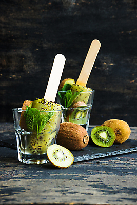 포토 JPG 해외이미지 단면 아이스크림 잔 실내 키위 사람없음 민트 과일아이스크림 막대아이스크림 나무배경 해외포토 식기 백그라운드 과일 디저트 내부 허브 파일형식 이미지허브