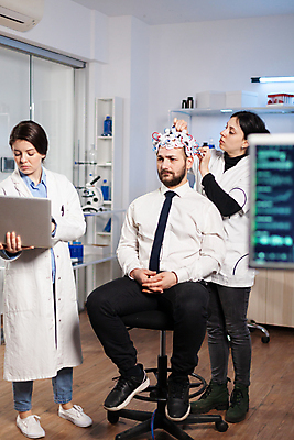 포토 JPG 해외이미지 전신 응시 여자 남자 과학 의자 실내 현미경 실험기구 실험 서기 들기 앉기 성인 앞모습 세명 노트북 실험복 실험실 과학자 뇌파 붙이기 연구소 성인만 해외포토 직업 시선 뷰포인트 가구 모션 사람 내부 전자제품 가운 학자 파일형식 이미지허브