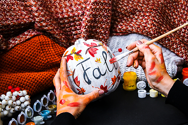 포토 JPG 해외이미지 손 호박 들기 신체부위 장식 물감 붓 그리기 스웨터 오브젝트 만들기 해외포토 상의 채소 모션 사람 미술도구 파일형식 이미지허브