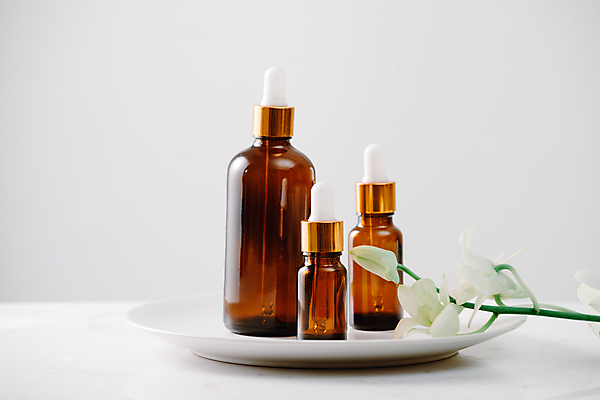 포토 JPG 해외이미지 접시 실내 사람없음 뷰티 오일 피부관리 흰배경 스킨케어 공병 난초꽃 앰플 에센스 브랜딩 해외포토 식기 꽃 음식 백그라운드 내부 화장품 흰색 난초 병_담는 파일형식 이미지허브