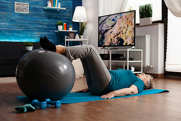 포토 JPG 해외이미지 전신 라이프스타일 여자 노년 실내 건강 한명 옆모습 운동복 눕기 운동 아령 매트 짐볼 다리들기 헬스밴드 노인여자한명만 해외포토 1 옷 뷰포인트 모션 사람 성인 내부 생활 여자한명만 노인여자만 파일형식 이미지허브