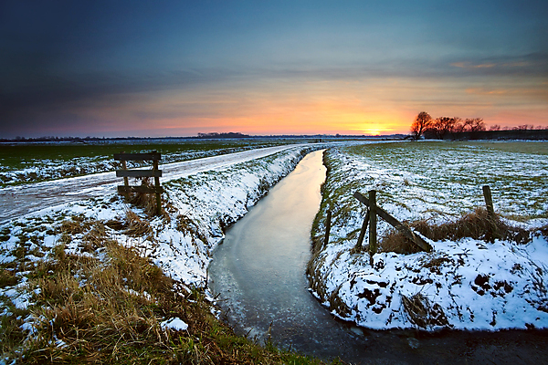 포토 JPG 해외이미지 계절 겨울 밭 자연 하늘 풍경 초원 사람없음 야외 빨간색 파란색 울타리 강 태양 농장 농경지 반사 노란색 냉동 얼음 일몰 흰색 시골 저녁 네덜란드 운하 대칭 평야 수평선 목가 해외포토 자연요소 유럽 컬러 농업 담장 노을 야간 생태계 파일형식 이미지허브