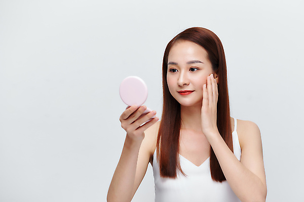 포토 JPG 해외이미지 응시 여자 실내 한명 들기 동양인 손짓 상반신 성인 앞모습 옆모습 뷰티 거울 흰배경 팩트 성인여자한명만 해외포토 1 시선 뷰포인트 백그라운드 모션 사람 인종 내부 화장품 흰색 여자한명만 성인여자만 파일형식 이미지허브