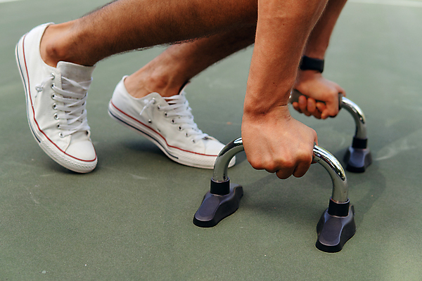 포토 JPG 해외이미지 라이프스타일 남자 스포츠 운동화 신체 성공 건강 한명 사람 야외 운동복 운동 힘 젖음 연습 체육관 근육질 노력 법정 자극 해외포토 1 옷 신발 컨셉 근육 생활 몸매 파일형식 이미지허브