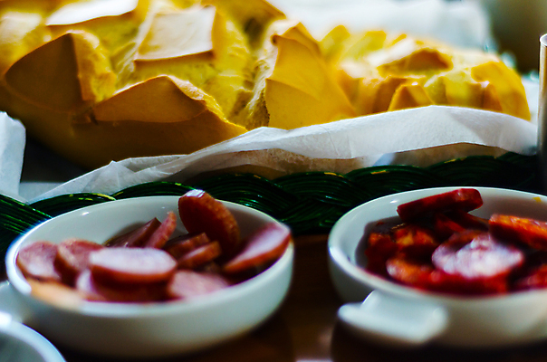 포토 JPG 해외이미지 전통 음식 조각 재료 부분 건조 육류 돼지고기 요리 사람없음 목재 빨간색 세트 식사 저녁식사 어둠 시골 신선 소시지 스페인 맛 자르기 지중해 허브 향신료 유기농 매움 햄 슬라이스 훈제 단백질 살라미 스페인어 식품점 얇은 초리조 페퍼로니 개조 맛있는 해외포토 나무 식물 웰빙 유럽 바다 컬러 컨셉 식재료 모션 상점 가공식품 영양소 향미료 파일형식 이미지허브