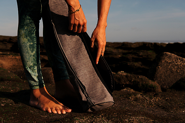 포토 JPG 해외이미지 라이프스타일 여자 모래 스포츠 바다 여행 요가 자연 휴식 건강 한명 사람 성인 야외 물 운동 태양 화목 매트 연습 명상 파라다이스 해외포토 자연요소 1 웰빙 컨셉 생활 생태계 파일형식 이미지허브