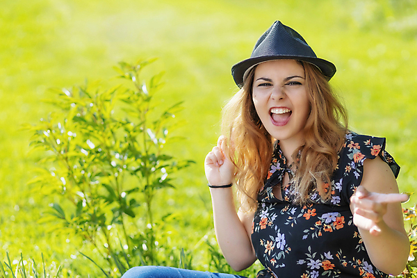 포토 JPG 해외이미지 백인 모델 모자 1 라이프스타일 긴머리 응시 여자 감정 얼굴 컨셉 한명 사람 성인 야외 여름 뷰티 유행 맑음 외침 흰색 스타일 해외포토 서양인 헤어스타일 시선 잡화 계절 컬러 날씨 생활 신체부위 소리 파일형식 이미지허브
