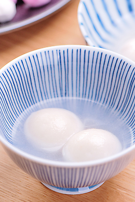 포토 JPG 해외이미지 전통 접시 문화 음식 백그라운드 2 겨울 공 탁자 밥 휴가 디저트 새로움 3 요리 사람없음 목재 파란색 우주 축제 중국 흰색 등불 축하 사발 달콤 수프 12월 연도 대만 먹기 1월 폭식 어려움 맛있는 해외포토 나무 식기 계절 아시아 컬러 가구 컨셉 재료 모션 조명 날짜 사기그릇 맛 파일형식 이미지허브