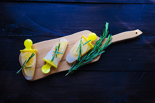 포토 JPG 해외이미지 아이스크림 실내 사람없음 세개 달콤 시원함 레몬 파란배경 로즈메리 과일아이스크림 나무도마 막대아이스크림 해외포토 백그라운드 과일 디저트 도마 3 내부 목재 파란색 맛 허브 파일형식 이미지허브
