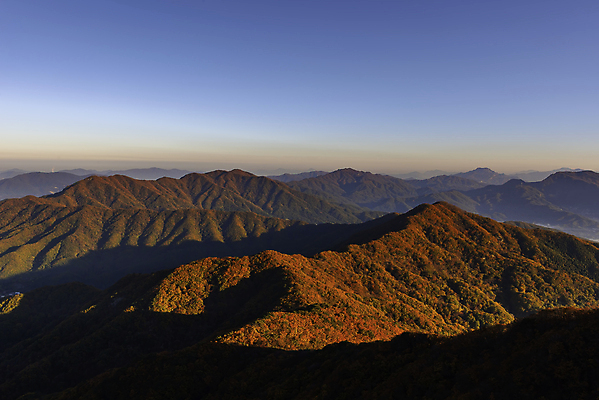 포토 JPG 해외이미지 주간 자연 하늘 산 풍경 사람없음 야외 가을풍경 가을 정상 산등성이 남양주 해외포토 자연요소 계절 생태계 경기도 파일형식 가을_계절 이미지허브