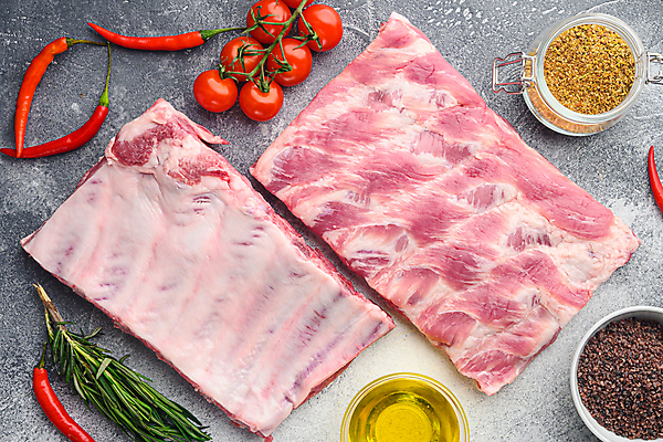 포토 JPG 해외이미지 그릇 식재료 방울토마토 고추 회색배경 유리병 실내 생고기 돼지고기 사람없음 하이앵글 신선 후추 로즈메리 등갈비 해외포토 식기 뷰포인트 백그라운드 토마토 채소 병_용기 육류 내부 회색 허브 향신료 파일형식 이미지허브