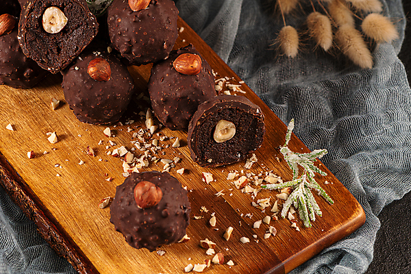 포토 JPG 해외이미지 디저트 사람없음 초콜릿 견과류 달콤 나무도마 헤이즐넛 프랄린 해외포토 음식 도마 목재 맛 파일형식 이미지허브