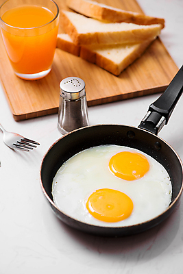 포토 JPG 해외이미지 포크 잔 실내 사람없음 프라이팬 오렌지주스 계란프라이 식빵 흰배경 후추통 나무도마 해외포토 식기 빵 백그라운드 주방용품 도마 내부 목재 흰색 과일주스 계란요리 양념통 파일형식 이미지허브