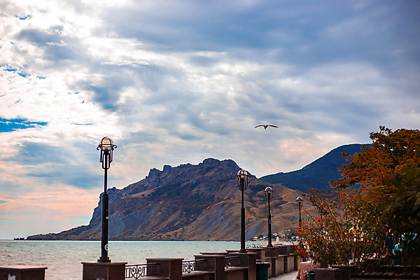 포토 JPG 해외이미지 바다 여행 가로등 건축양식 자연 하늘 휴가 휴식 산 해변 사람없음 야외 물 파란색 산책로 등불 도시 휴양지 수평선 해외포토 자연요소 공공시설 건축 길 컬러 컨셉 조명 장소 생태계 파일형식 이미지허브