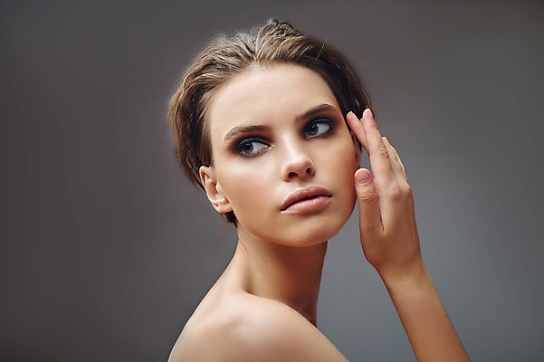 포토 JPG 해외이미지 백인 모델 1 라이프스타일 헤어스타일 여자 행복 얼굴 포즈 백그라운드 신체 갈색머리 건강 한명 사람 뷰티 유행 흰색 신선 화려 우아함 피부 입술 만들기 돌봄 스타일 해외포토 서양인 감정 컬러 컨셉 모션 생활 신체부위 파일형식 이미지허브