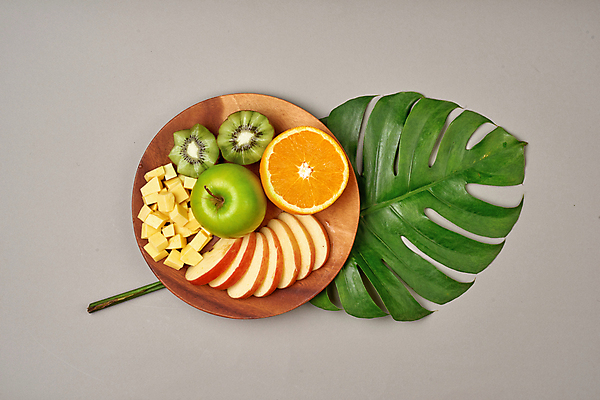 포토 JPG 해외이미지 오렌지 회색배경 실내 키위 사람없음 사과 슬라이스 청사과 나무접시 몬스테라 해외포토 식물 접시 백그라운드 과일 내부 회색 파일형식 이미지허브