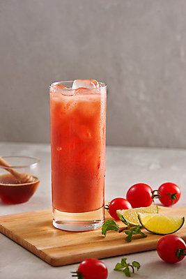 포토 JPG 해외이미지 방울토마토 회색배경 잔 실내 사람없음 민트 라임 꿀 나무도마 토마토주스 해외포토 식기 백그라운드 토마토 과일 도마 내부 목재 회색 야채주스 허브 파일형식 이미지허브