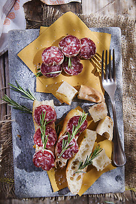 포토 JPG 해외이미지 빵 포크 실내 사람없음 하이앵글 안주 로즈메리 살라미 와인플래터 해외포토 식기 음식 뷰포인트 내부 허브 파일형식 이미지허브