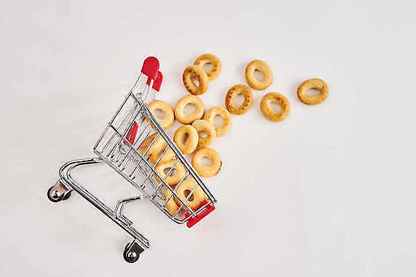 포토 JPG 해외이미지 실내 사람없음 쇼핑 쇼핑카 미니어처 오브젝트 흰배경 베이글 쏟아짐 넘어짐 해외포토 빵 백그라운드 모션 내부 모형 카트 흰색 파일형식 이미지허브