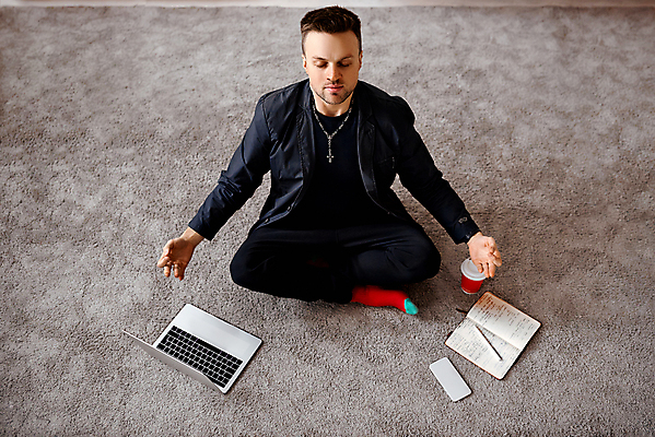 포토 JPG 해외이미지 전신 백인 라이프스타일 웰빙 남자 포즈 셔츠 비즈니스 요가 통신 무선통신 휴식 실내 한명 사람 앉기 성인 가로 캐주얼 노트북 컴퓨터 컬러풀 반사 침실 침대 비즈니스맨 영혼 고급 연결 자르기 고객 집중 명상 성인만 해외포토 서양인 1 옷 컬러 가구 컨셉 상의 모션 내부 생활 전자제품 직장인 파일형식 이미지허브