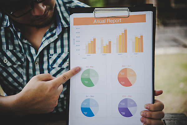 포토 JPG 해외이미지 직업 손 종이 컨셉 비즈니스 성공 그래프 관리 선물 사람없음 금융 자료 가리킴 업무 비즈니스맨 계획 보고서 상담 문서 마케팅 조언 해외포토 남자 손짓 신체부위 경제 작업 직장인 파일형식 이미지허브