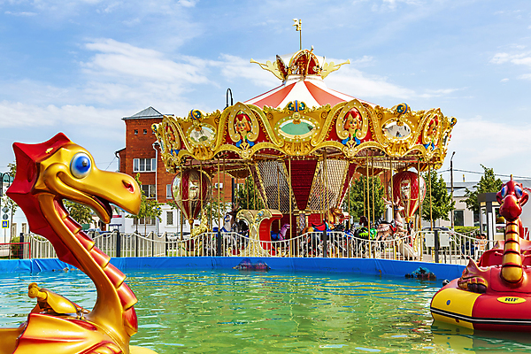 포토 JPG 해외이미지 주간 행복 하늘 휴식 사람없음 야외 물 맑음 놀이공원 주말 회전목마 해외포토 자연요소 감정 컨셉 날씨 테마파크 놀이기구 파일형식 이미지허브