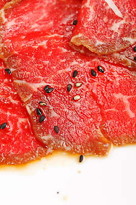 포토 JPG 해외이미지 접시 음식 조각 잎 채소 고추 치즈 건강 육류 사람없음 빨간색 초록색 식사 저녁식사 샐러드 소고기 추위 신선 고급 우아함 맛 상추 자르기 먹기 허브 날것 슬라이스 후추 훈제 점심식사 맛있는 해외포토 식물 식기 컬러 컨셉 식재료 모션 유제품 향신료 파일형식 이미지허브