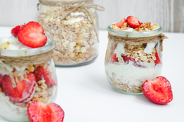 포토 JPG 해외이미지 딸기 실내 사람없음 흰배경 요거트 오트밀 그래놀라 그릭요거트 해외포토 음식 백그라운드 과일 유제품 내부 흰색 파일형식 귀리 이미지허브