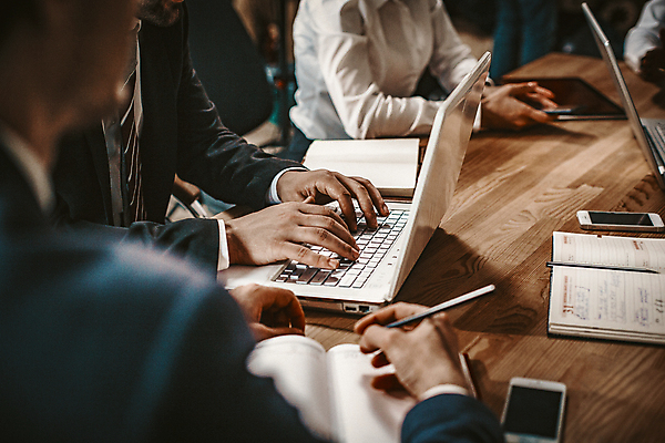 포토 JPG 해외이미지 백인 손 여자 남자 인터넷 회사 비즈니스 통신 탁자 성공 회의 무선통신 협력 설계 실내 대화 사람 앉기 여러명 노트북 컴퓨터 사무실 작업 직장인 비즈니스맨 비즈니스우먼 발표 작업장 닫기 전문직 토론 책상 문서 다인종 세미나 브레인스토밍 해외포토 서양인 직업 산업 가구 다수 컨셉 모션 말하기 인종 내부 신체부위 전자제품 파일형식 이미지허브