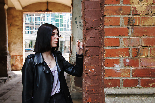 포토 JPG 해외이미지 백인 1 라이프스타일 여자 안경 얼굴 벽 포즈 백그라운드 건축양식 거리 주택 갈색머리 한명 서기 사람 성인 야외 건물 여름 청춘 뷰티 유행 걷기 도시 화려 아치 타운 옛날 스타일 해외포토 서양인 헤어스타일 건축물 잡화 계절 건축 컨셉 모션 생활 신체부위 파일형식 이미지허브