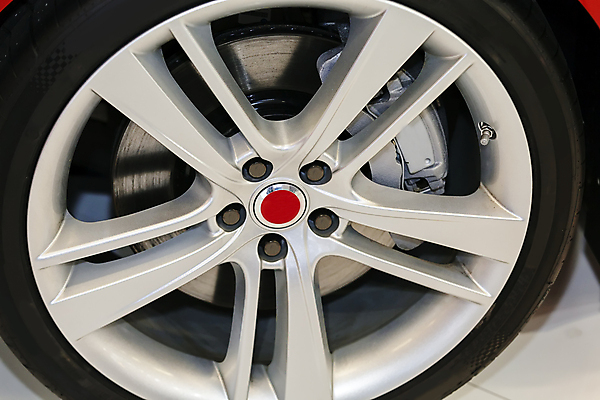 포토 JPG 해외이미지 디자인 외관 산업 선 신체 공장 모션 자동차 표면 사람없음 빛 반사 금속 기계 에너지 나사 바퀴 닫기 제조 상품 플라스틱 철 묘사 타이어 지역 보닛 모터 자동 철강 힘찬 탄소 해외포토 육상교통 컨셉 공업 재질 공구 파일형식 이미지허브