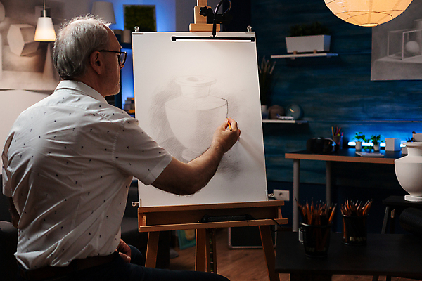 포토 JPG 해외이미지 백인 할아버지 노년 남자 실내 한명 들기 상반신 옆모습 연필 도자기 그리기 스케치 이젤 노인남자한명만 해외포토 서양인 1 뷰포인트 모션 학용품 미술 사람 성인 내부 필기구 미술도구 남자한명만 노인남자만 파일형식 이미지허브