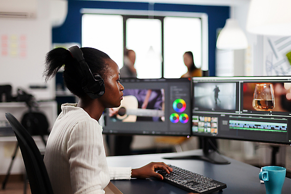 포토 JPG 해외이미지 여자 실내 한명 상반신 성인 옆모습 그래픽 모니터 머그컵 키보드 그래픽디자이너 성인여자한명만 영상편집 해외포토 1 뷰포인트 사람 내부 컵 컴퓨터 디자이너 여자한명만 성인여자만 파일형식 이미지허브