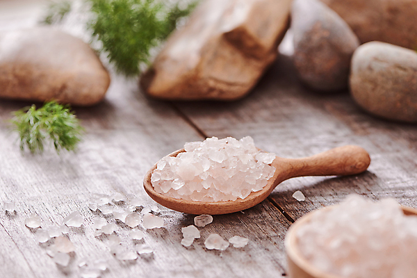 포토 JPG 해외이미지 잎 실내 사람없음 아웃포커스 뷰티 스파 돌_바위 스파용품 나무숟가락 스톤 입욕소금 나무배경 해외포토 식물 백그라운드 촬영기법 내부 숟가락 미용용품 오브젝트 소금 파일형식 이미지허브