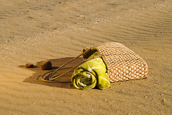 포토 JPG 해외이미지 계절 모래 바다 가방 자연 휴가 휴식 사람없음 야외 가로 여름 수건 모래사장 햇빛 맑음 침묵 핸드백 오브젝트 휴양지 정물화 해외포토 잡화 컨셉 날씨 위생용품 태양 소리 장소 그림 생태계 파일형식 이미지허브