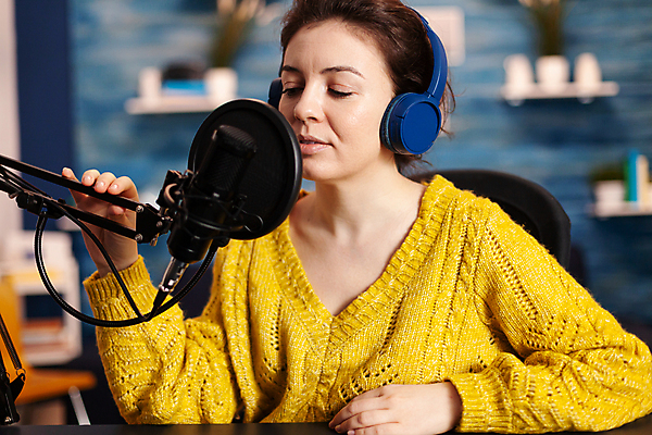 포토 JPG 해외이미지 여자 한명 상반신 성인 앞모습 파란색 눈감음 촬영 헤드셋 잡기 책상 마이크 방송 촬영실 성인여자한명만 유튜버 해외포토 1 뷰포인트 컬러 음향기기 가구 모션 사람 헤드폰 공간 여자한명만 성인여자만 파일형식 크리에이터 이미지허브