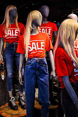 포토 JPG 해외이미지 모델 라이프스타일 디자인 옷 여자 산업 티셔츠 가방 비즈니스 텍스트 창문 유리 사람 사람없음 빨간색 단어 반사 유행 판매 세일 상점 정보 그룹 시장 닫기 구매 상품 마네킹 디자이너 쇼핑몰 오브젝트 사인 진열장 상업 소매 재고정리 해외포토 직업 문자 잡화 컬러 셔츠 모션 재질 생활 쇼핑 파일형식 이미지허브