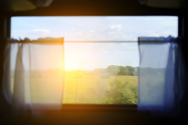 포토 JPG 해외이미지 도로 커피 여행 배낭 창문 교통시설 휴가 안전 사람없음 내부 파란색 햇빛 여행객 기차 전철 역 보호 일반 단상 해외포토 길 음료 육상교통 컬러 교통 컨셉 가방 대중교통 사람 태양 시설 파일형식 이미지허브