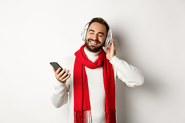 포토 JPG 해외이미지 남자 실내 한명 들기 상반신 성인 앞모습 눈감음 헤드셋 음악감상 즐거움 성인남자한명만 해외포토 1 감정 뷰포인트 음향기기 모션 사람 내부 헤드폰 감상 남자한명만 성인남자만 파일형식 이미지허브