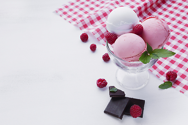 포토 JPG 해외이미지 분홍색 잎 사람없음 한개 초콜릿 산딸기 스쿱 컵아이스크림 카피스페이스 해외포토 식물 1 컬러 과일 아이스크림 디저트 공백 파일형식 이미지허브