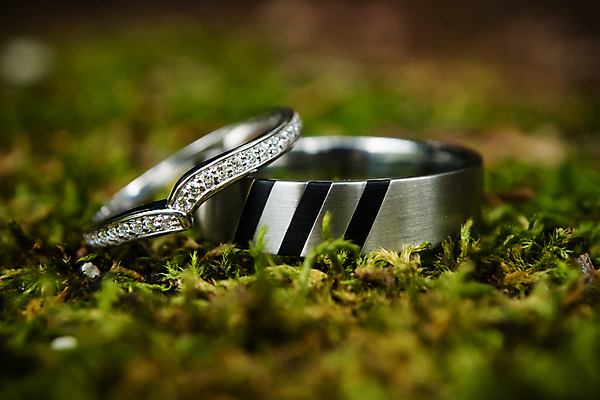 포토 JPG 해외이미지 결혼 2 자연 사랑 이벤트 사람없음 빛 기쁨 바위 반지 황금 은색 보석 소중 심볼 다이아몬드 약혼 백금 해외포토 감정 컬러 컨셉 장신구 돌_바위 광석 생태계 약속 파일형식 이미지허브