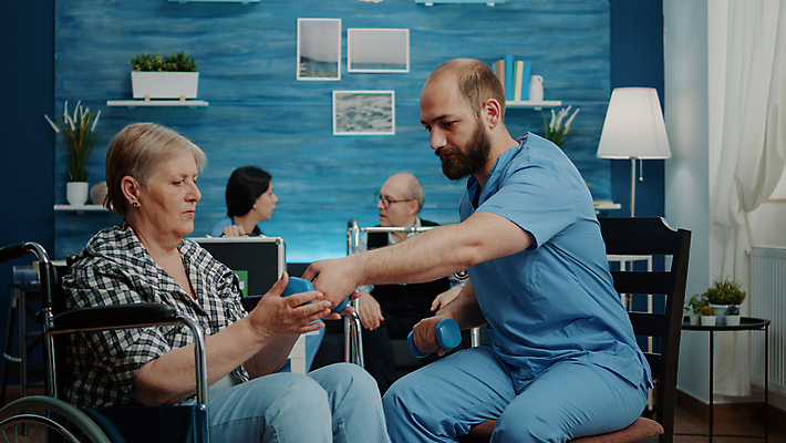 포토 JPG 해외이미지 여자 노년 남자 건강 들기 앉기 여러명 상반신 성인 앞모습 옆모습 건강관리 아령 환자 간호사 간호 휠체어 간병인 돌봄 재활 재활운동 노인만 해외포토 직업 뷰포인트 다수 의학 모션 관리 사람 치료 운동 의료진 성인만 파일형식 이미지허브
