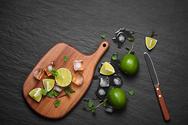 포토 JPG 해외이미지 검은배경 단면 실내 사람없음 하이앵글 얼음 나이프 라임 과일조각 나무도마 해외포토 자연요소 식기 뷰포인트 조각 백그라운드 과일 도마 내부 목재 검은색 칼 파일형식 이미지허브