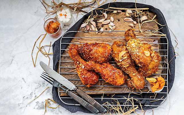 포토 JPG 해외이미지 포크 실내 마늘 사람없음 하이앵글 치킨 프라이드치킨 양념치킨 나이프 그릴 흰배경 치킨무 해외포토 식기 음식 뷰포인트 백그라운드 채소 주방용품 내부 흰색 칼 닭고기요리 파일형식 이미지허브