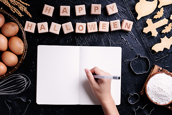 포토 JPG 해외이미지 손 행복 백그라운드 검은배경 신체부위 펜 쿠키 계란 공책 블록 할로윈 기록 밀가루 쿠키틀 카피스페이스 해외포토 감정 문구용품 디저트 사람 필기구 알 검은색 공백 가루 제빵도구 파일형식 이미지허브