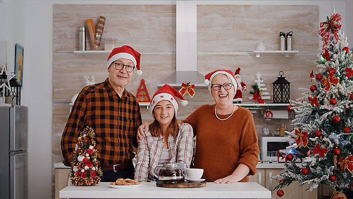 포토 JPG 해외이미지 여자 할아버지 노년 남자 할머니 어린이 크리스마스 손녀 주택 실내 요리 상반신 세명 주방 산타모양 해외포토 모양 기념일 사람 성인 내부 건물 산타클로스 손주 파일형식 이미지허브