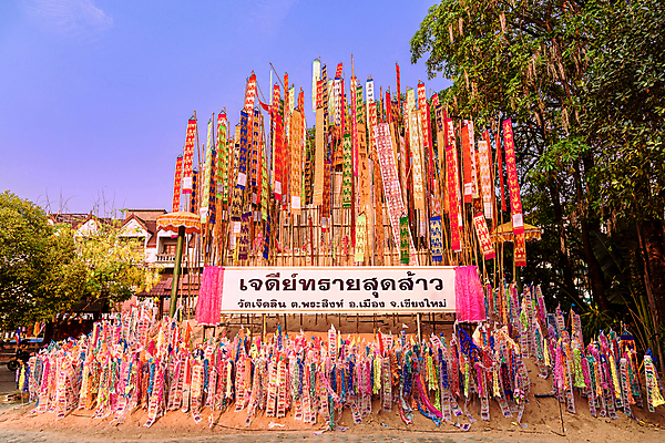 포토 JPG 해외이미지 전통 디자인 행복 아시아 종교 종이 문화 모래 여행 백그라운드 불교 태국 새로움 미술 동양인 사람없음 야외 장식 여름 빛 컬러풀 탑 축제 축하 깃발 사찰 4월 연도 심볼 질감 북쪽 해외포토 건축물 계절 감정 나라 컬러 컨셉 종교건축 문화예술 인종 날짜 방향 파일형식 이미지허브